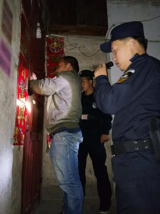 安徽粗心妈妈误将幼女锁家中 民警全城寻开锁师傅开门